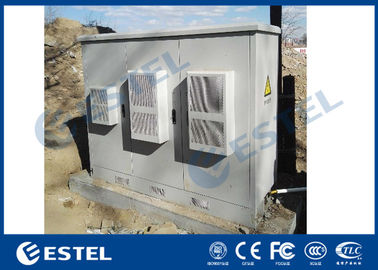 O armário exterior das telecomunicações do sistema de refrigeração do condicionador de ar que inclui camadas da bateria/submete os trilhos