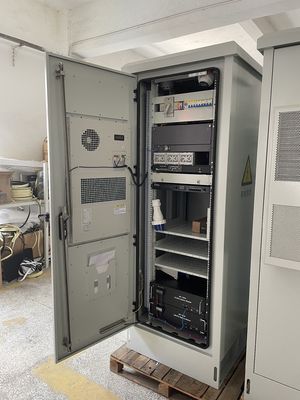 Gabinete de telecomunicações externo padrão de 19 polegadas 18U com sistema de refrigeração e uma porta frontal de aço inoxidável