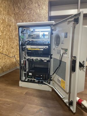 Gabinete de telecomunicações externo padrão de 19 polegadas 18U com sistema de refrigeração e uma porta frontal de aço inoxidável