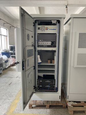 Gabinete de telecomunicações externo padrão de 19 polegadas 18U com sistema de refrigeração e uma porta frontal de aço inoxidável