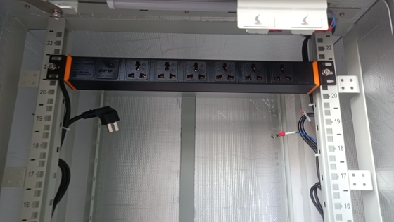Unidade de Distribuição de Energia PDU Vertical Preta 200 - 240VAC 32A com Saídas C13 / C19 para Distribuição de Energia